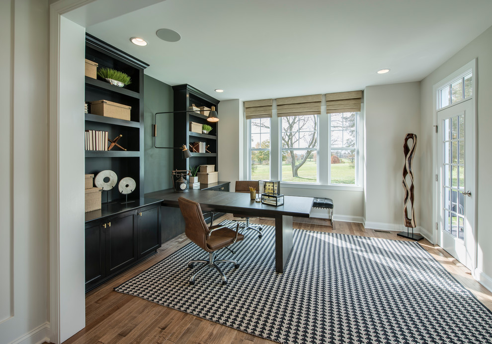 Diseño de despacho clásico renovado sin chimenea con escritorio empotrado, suelo de madera en tonos medios, suelo marrón y paredes beige