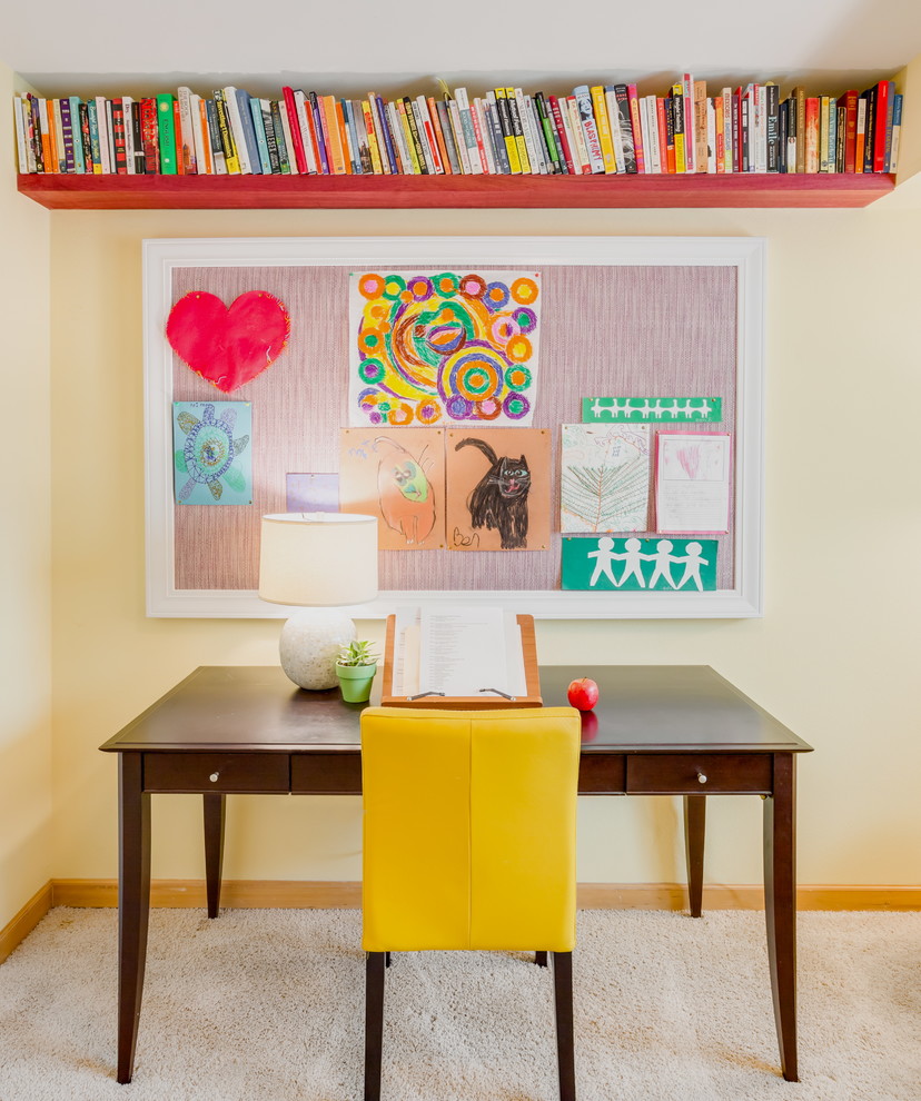 シアトルにある低価格のエクレクティックスタイルのおしゃれな書斎 (黄色い壁、カーペット敷き、暖炉なし、自立型机) の写真