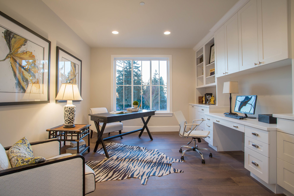 Geräumiges Landhausstil Arbeitszimmer ohne Kamin mit weißer Wandfarbe, dunklem Holzboden, Einbau-Schreibtisch und Arbeitsplatz in Seattle