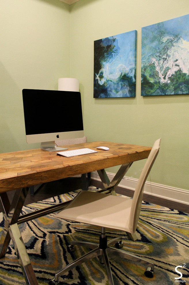 Ispirazione per un ufficio moderno di medie dimensioni con pareti verdi, parquet scuro e scrivania autoportante