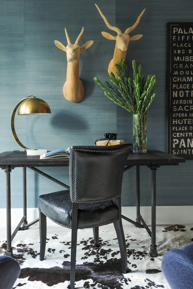 Стильный дизайн: кабинет среднего размера в стиле фьюжн с синими стенами, ковровым покрытием, отдельно стоящим рабочим столом и серым полом - последний тренд