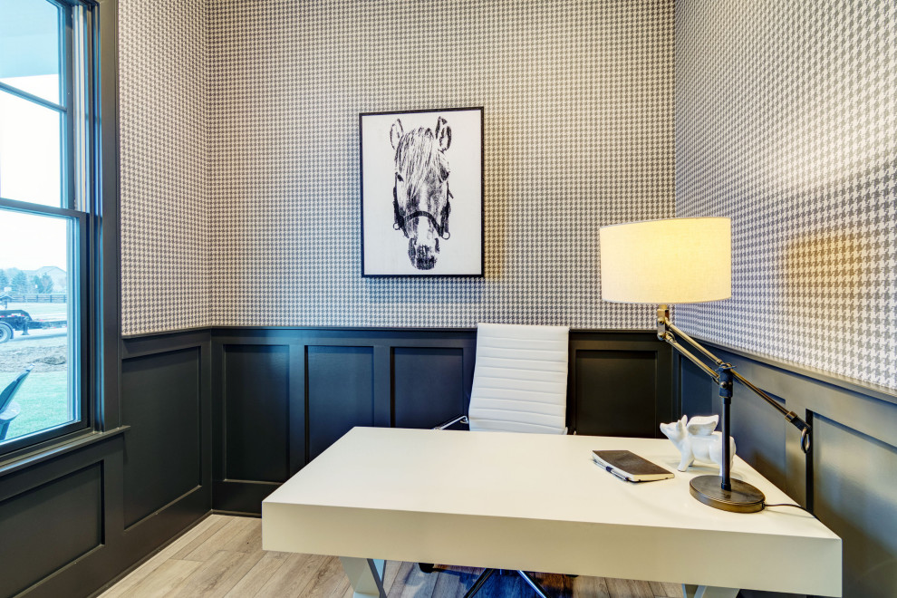 Foto di un ufficio minimal di medie dimensioni con pareti multicolore, pavimento in vinile, scrivania autoportante e pavimento multicolore