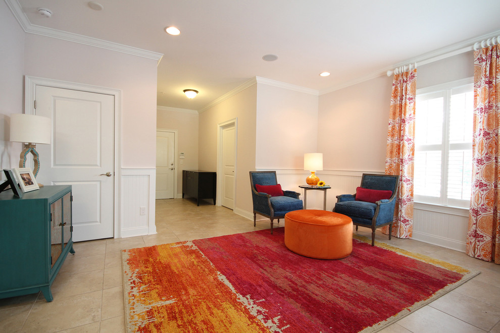 チャールストンにある高級な広いコンテンポラリースタイルのおしゃれなホームオフィス・書斎 (ピンクの壁、トラバーチンの床、暖炉なし、ベージュの床) の写真