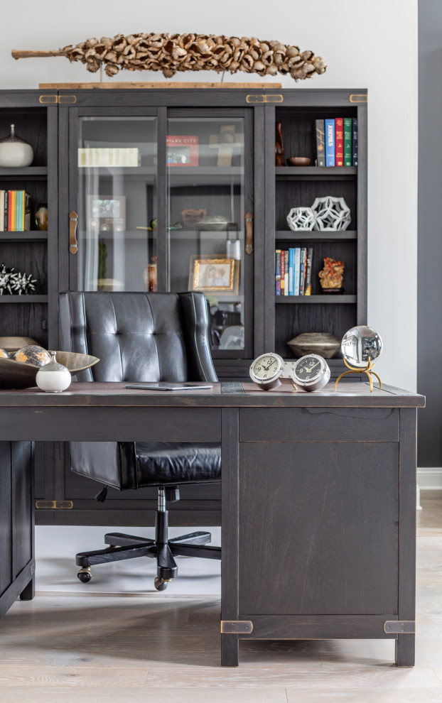 Imagen de despacho tradicional renovado con paredes blancas, suelo de madera clara, escritorio independiente y suelo beige