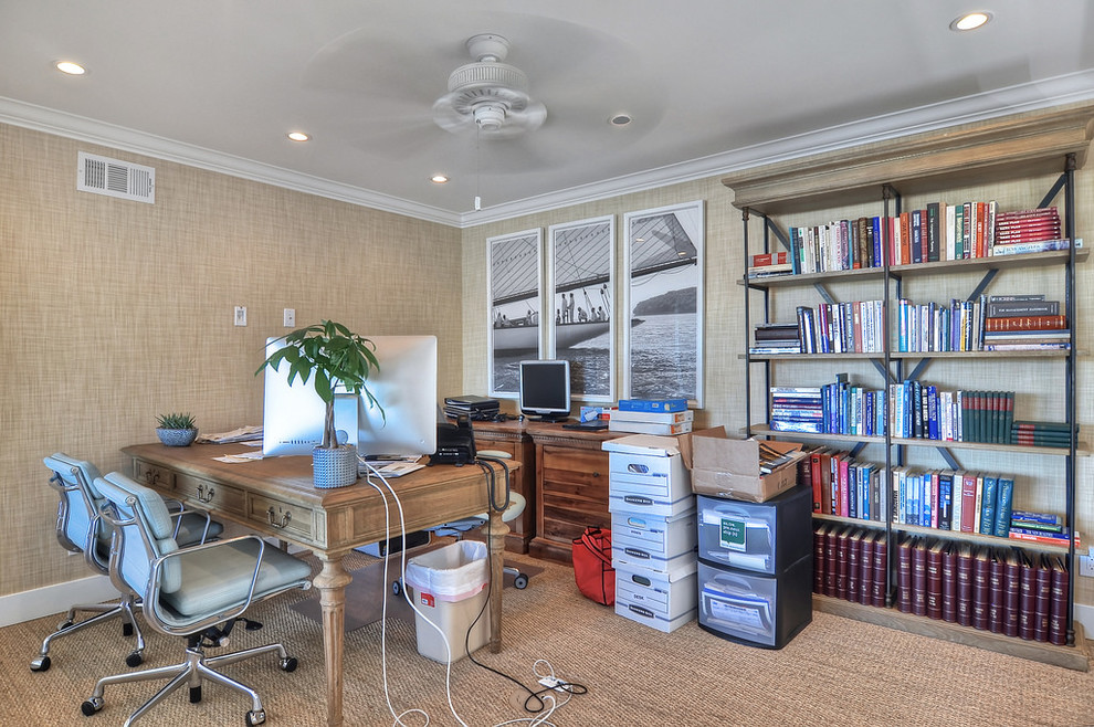На фото: кабинет среднего размера в морском стиле с бежевыми стенами, отдельно стоящим рабочим столом и ковровым покрытием с
