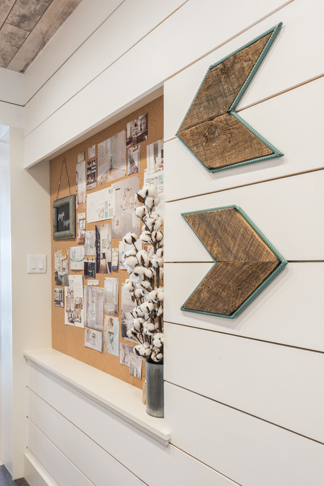Immagine di un piccolo atelier country con pareti bianche, pavimento in vinile, scrivania incassata e pavimento marrone