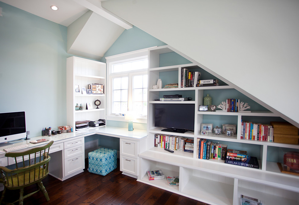 Imagen de despacho marinero sin chimenea con paredes azules, escritorio empotrado y suelo azul