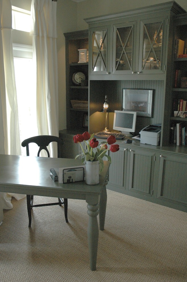 Immagine di un ufficio stile marinaro di medie dimensioni con pareti beige, moquette, nessun camino, scrivania autoportante e pavimento beige
