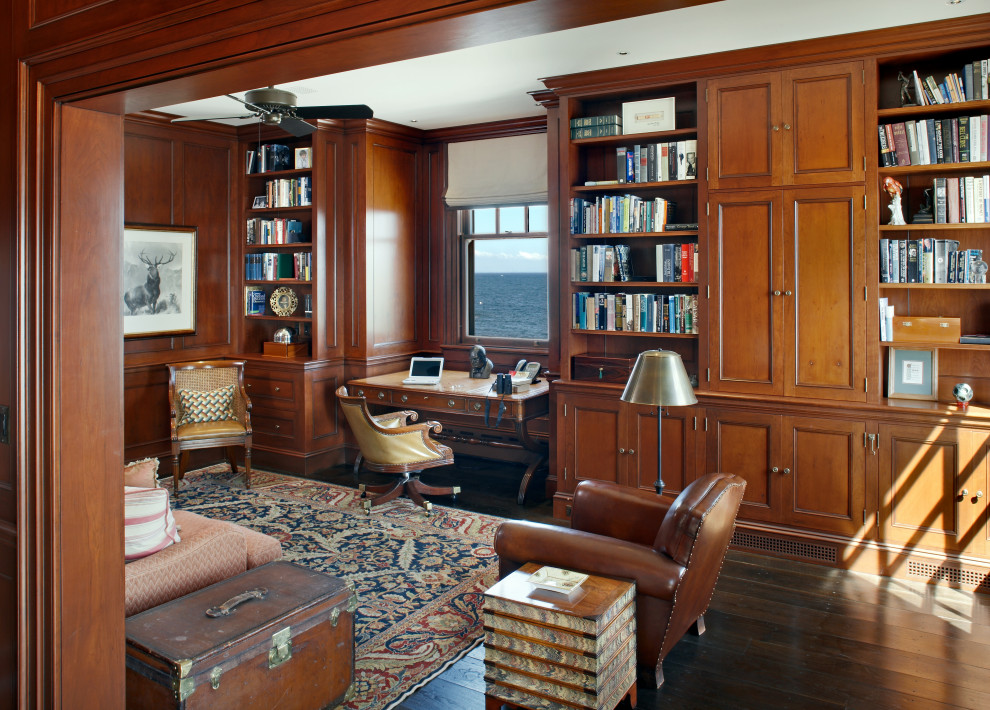 Стильный дизайн: домашняя библиотека в морском стиле с стандартным камином - последний тренд