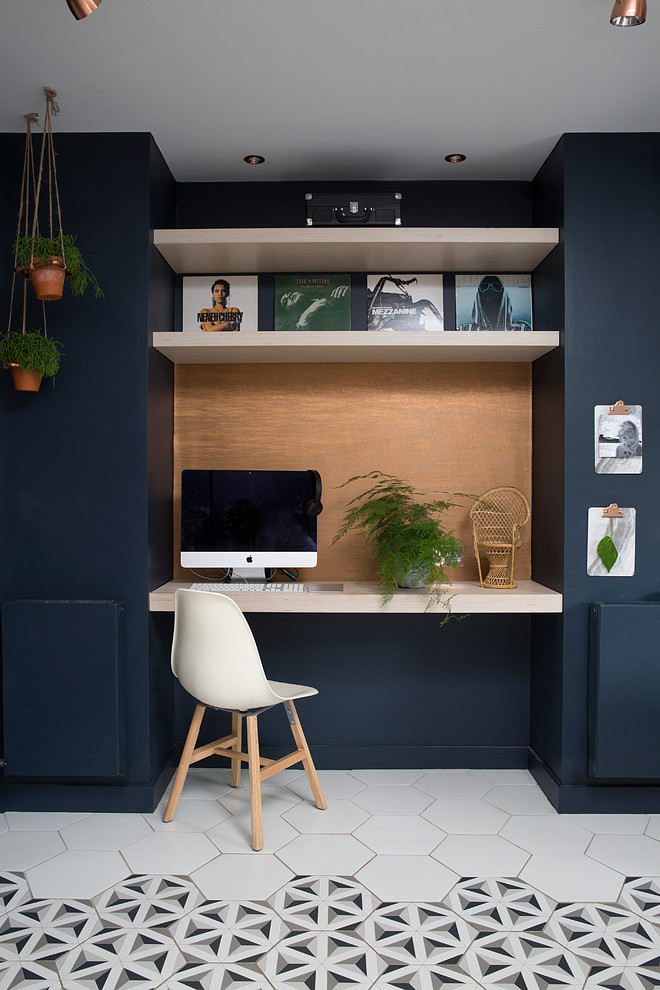 Kleines Stilmix Arbeitszimmer mit Arbeitsplatz, Einbau-Schreibtisch, buntem Boden und Keramikboden in Sonstige