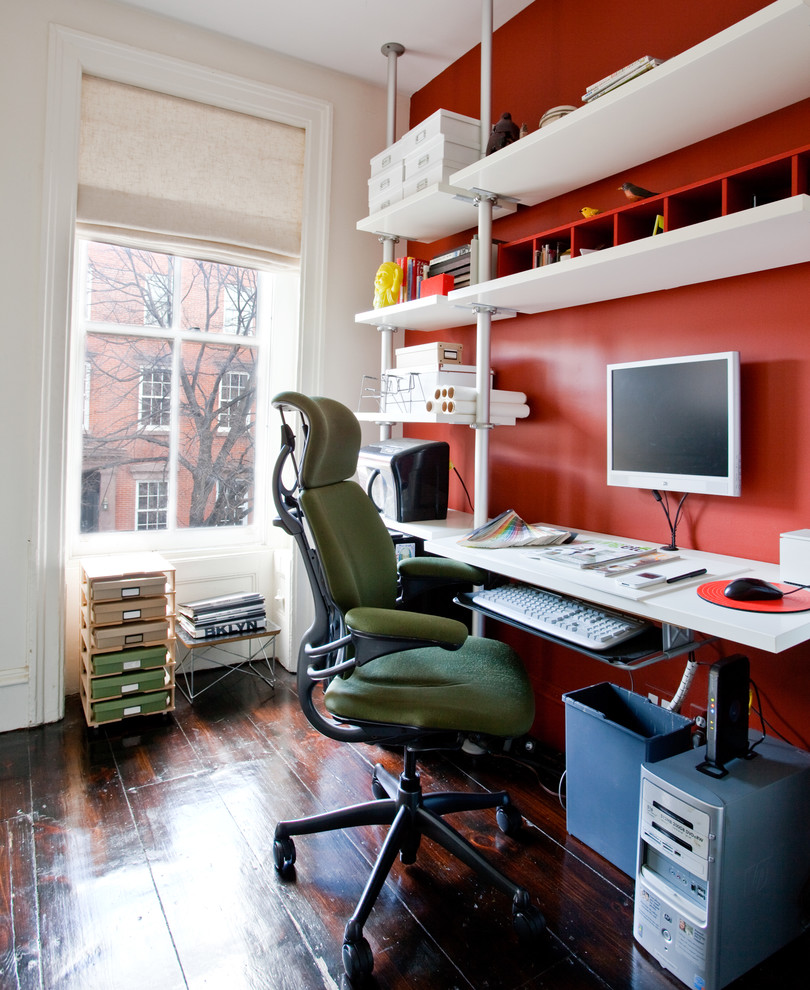 Idee per un piccolo ufficio design con pareti rosse, parquet scuro, nessun camino, scrivania incassata e pavimento marrone