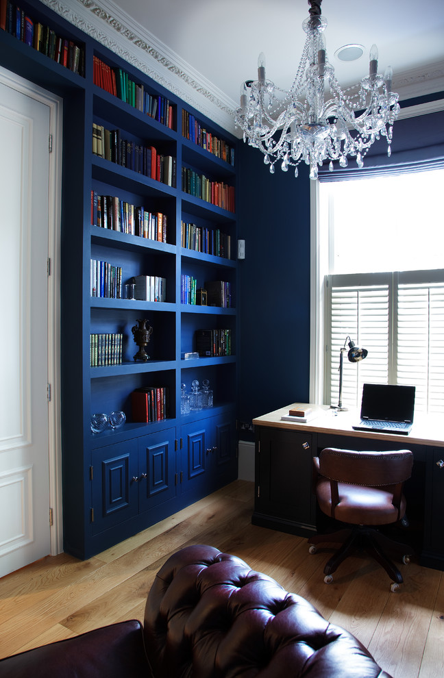 Idee per un ufficio vittoriano con pareti blu, pavimento in legno massello medio e scrivania autoportante