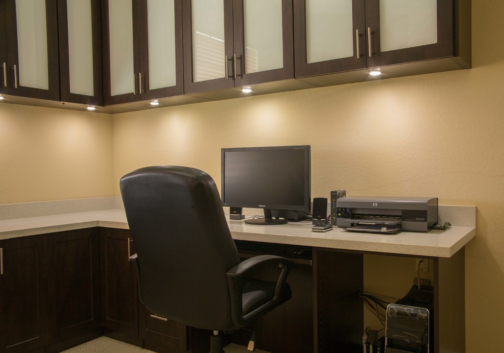 Foto di un ufficio classico di medie dimensioni con pareti beige, moquette, nessun camino e scrivania incassata