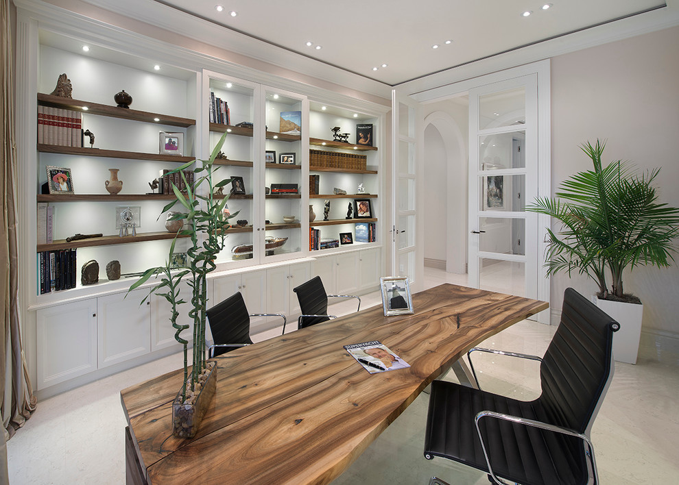 Идея дизайна: кабинет в средиземноморском стиле с серыми стенами и отдельно стоящим рабочим столом
