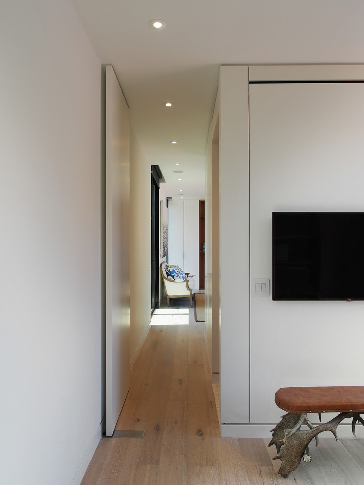 Источник вдохновения для домашнего уюта: маленький кабинет в современном стиле с белыми стенами и светлым паркетным полом для на участке и в саду