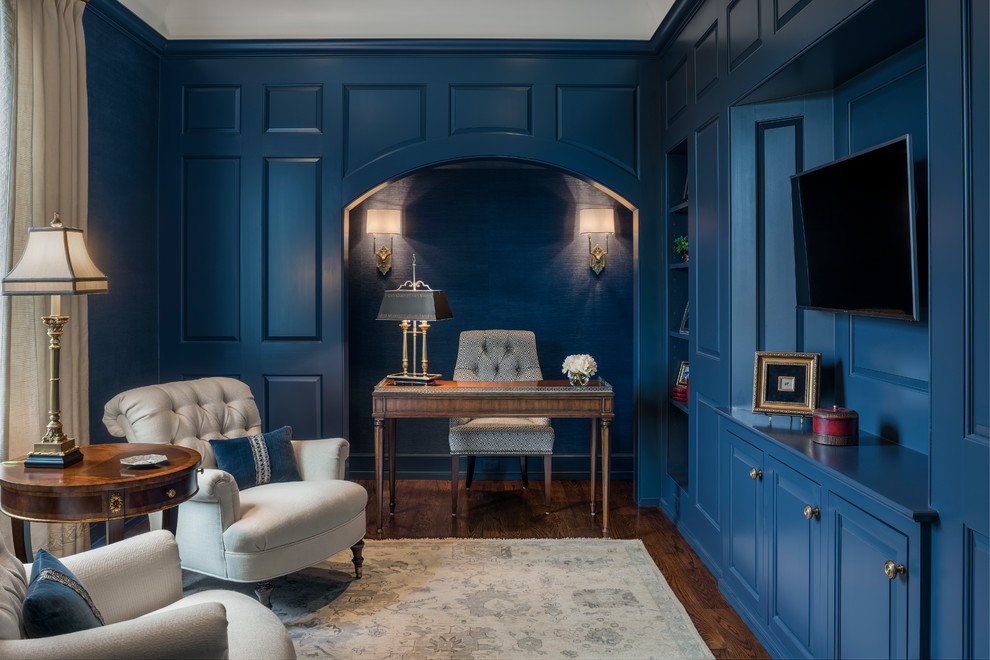 Свежая идея для дизайна: рабочее место в классическом стиле с синими стенами, темным паркетным полом, отдельно стоящим рабочим столом и коричневым полом - отличное фото интерьера