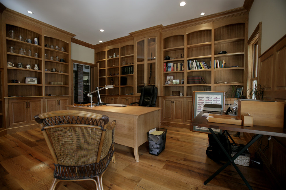 Design ideas for a classic home office in New York.