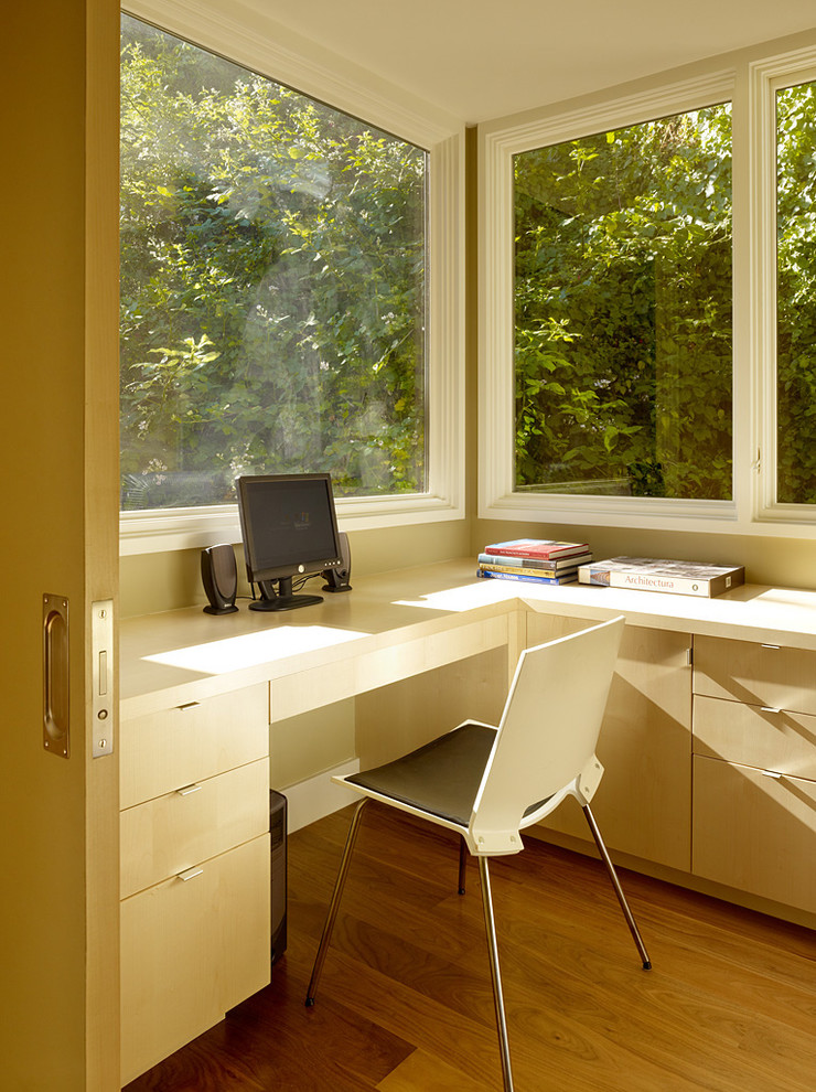 Idée de décoration pour un bureau minimaliste avec un bureau intégré.