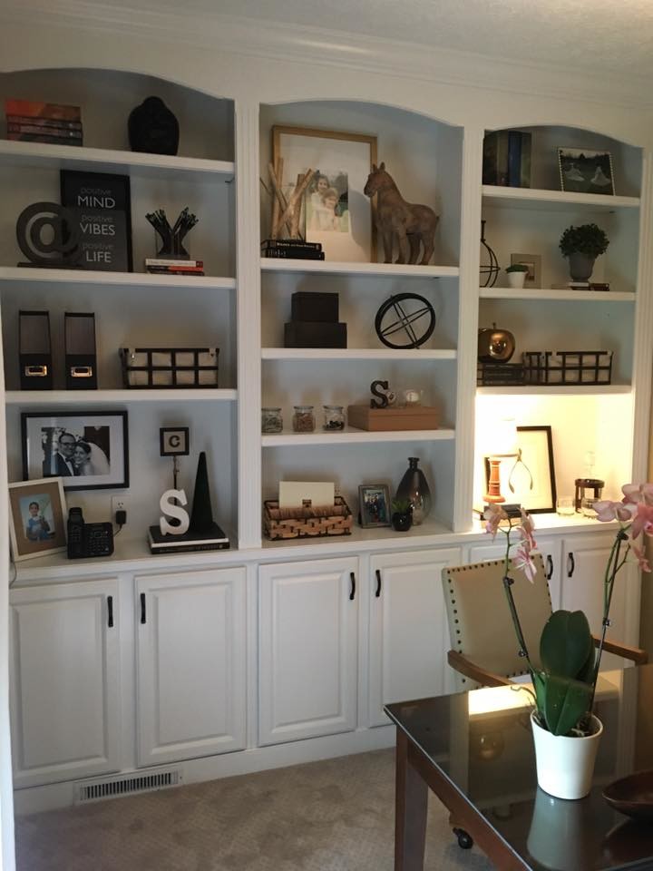 Cette image montre un bureau traditionnel de taille moyenne avec un mur marron, moquette et un bureau indépendant.