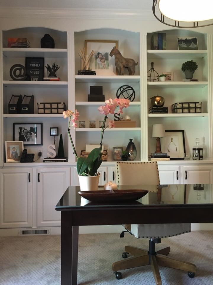 Idee per un ufficio chic di medie dimensioni con pareti marroni, moquette e scrivania autoportante