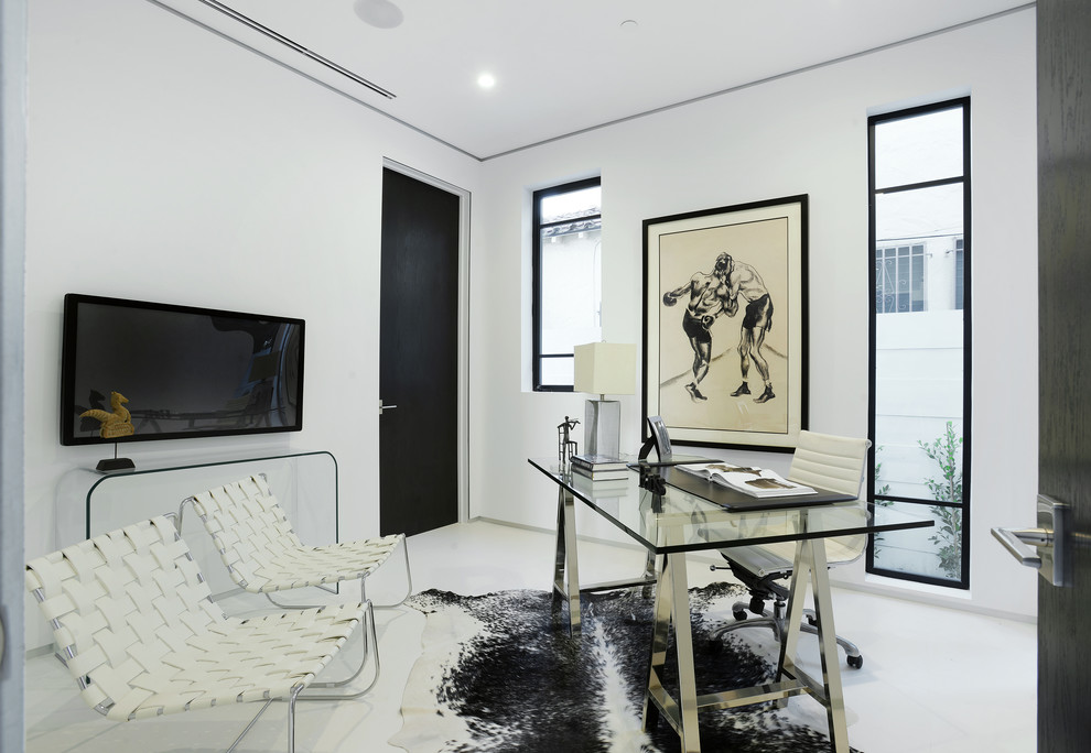Diseño de despacho actual de tamaño medio sin chimenea con paredes blancas, suelo de cemento, escritorio independiente y suelo blanco