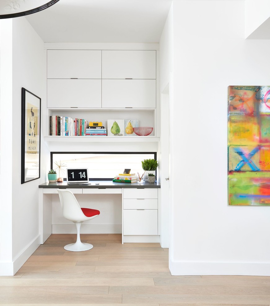 Ispirazione per un piccolo ufficio moderno con pareti bianche, parquet chiaro, nessun camino, scrivania incassata e pavimento beige