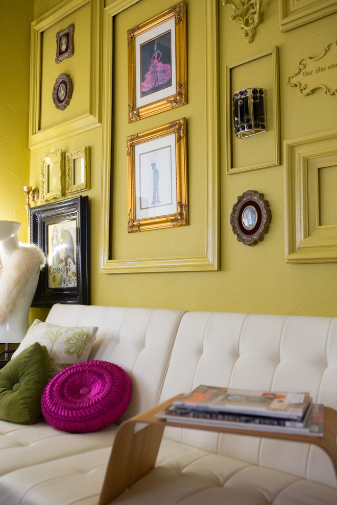 Kleines Modernes Arbeitszimmer mit gelber Wandfarbe und freistehendem Schreibtisch in Orlando