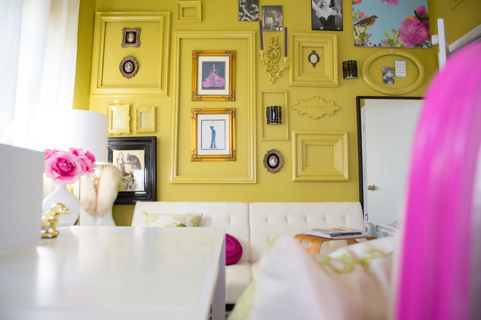 Идея дизайна: маленький кабинет в стиле модернизм с желтыми стенами и отдельно стоящим рабочим столом для на участке и в саду