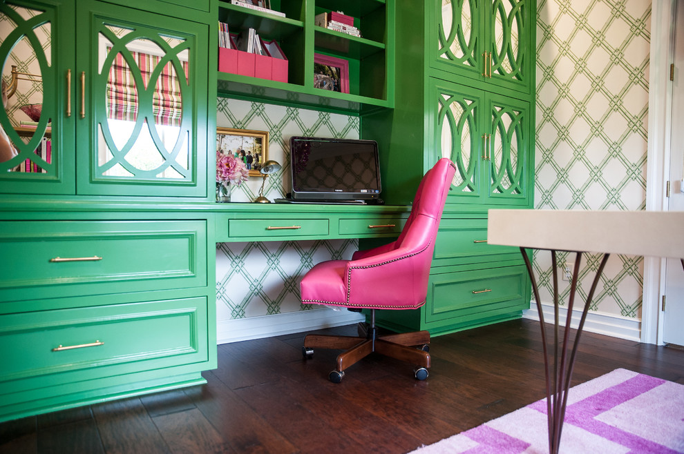 オースティンにある高級な中くらいなトランジショナルスタイルのおしゃれなホームオフィス・書斎 (緑の壁、無垢フローリング、自立型机) の写真