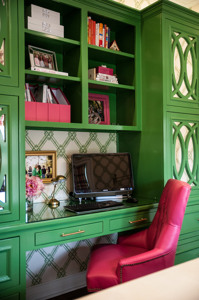 Bild på ett mellanstort vintage arbetsrum, med gröna väggar, mellanmörkt trägolv och ett fristående skrivbord