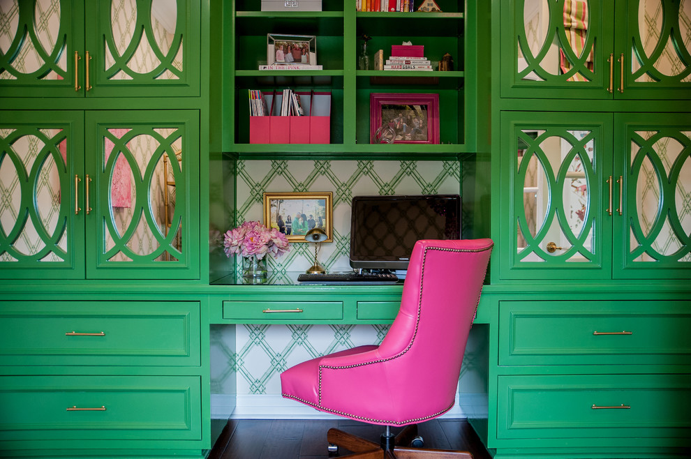 Пример оригинального дизайна: кабинет среднего размера в стиле неоклассика (современная классика) с зелеными стенами, паркетным полом среднего тона и отдельно стоящим рабочим столом
