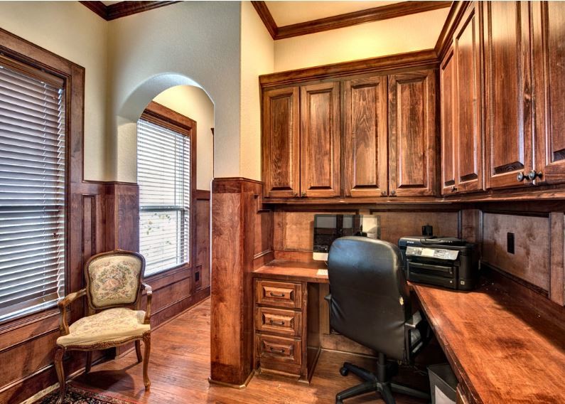 Ejemplo de despacho rústico de tamaño medio con paredes beige, suelo de madera en tonos medios y escritorio empotrado