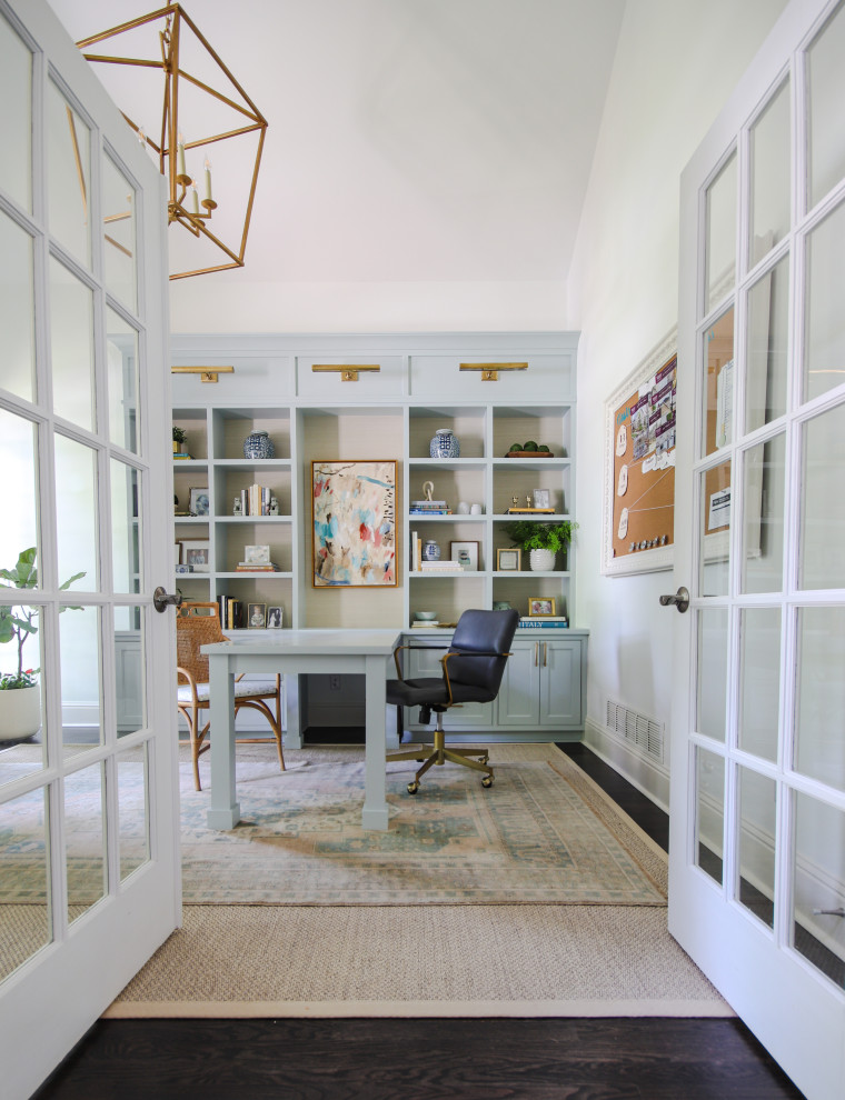 Foto di un grande ufficio classico con pareti bianche, pavimento in legno massello medio, scrivania incassata e pavimento marrone