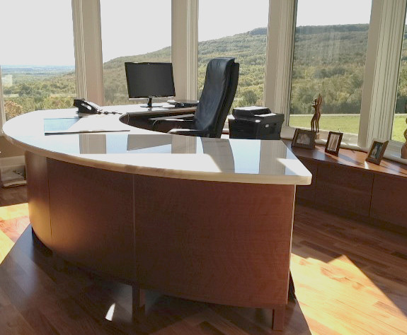 Immagine di un ufficio chic di medie dimensioni con pareti bianche, pavimento in legno massello medio, scrivania autoportante e pavimento marrone