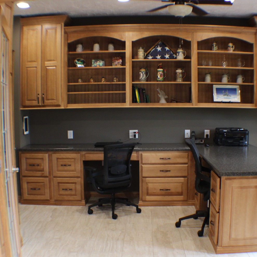 Cette image montre un bureau traditionnel de taille moyenne avec un sol en carrelage de céramique et un bureau intégré.