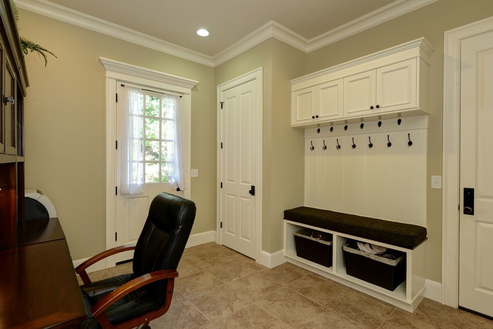 Foto de despacho clásico de tamaño medio con paredes beige, suelo de linóleo y escritorio empotrado