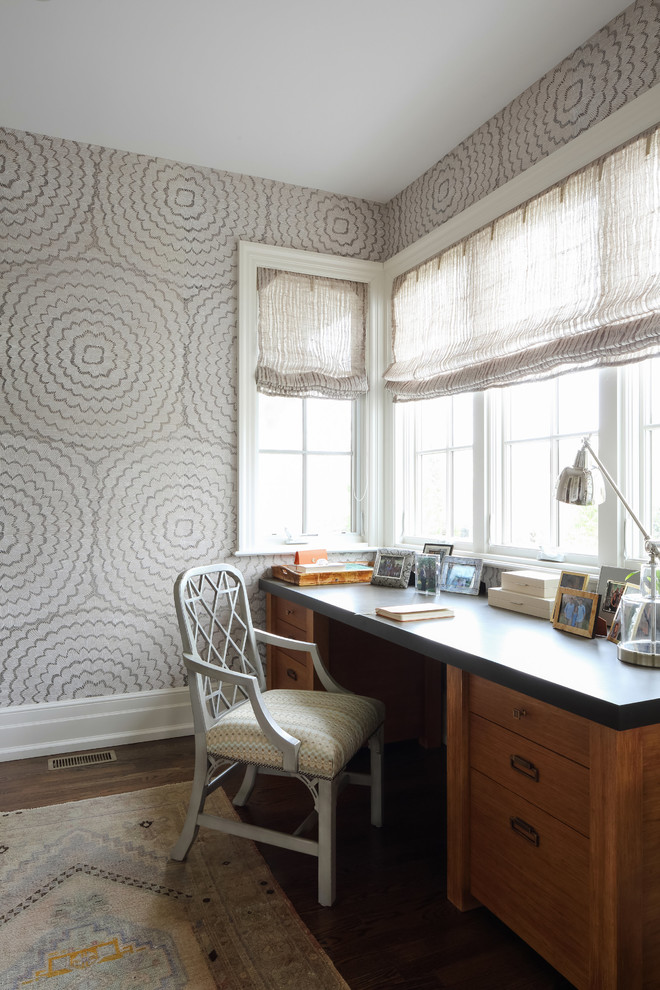 リッチモンドにあるトラディショナルスタイルのおしゃれなホームオフィス・書斎 (グレーの壁、濃色無垢フローリング、自立型机、茶色い床) の写真