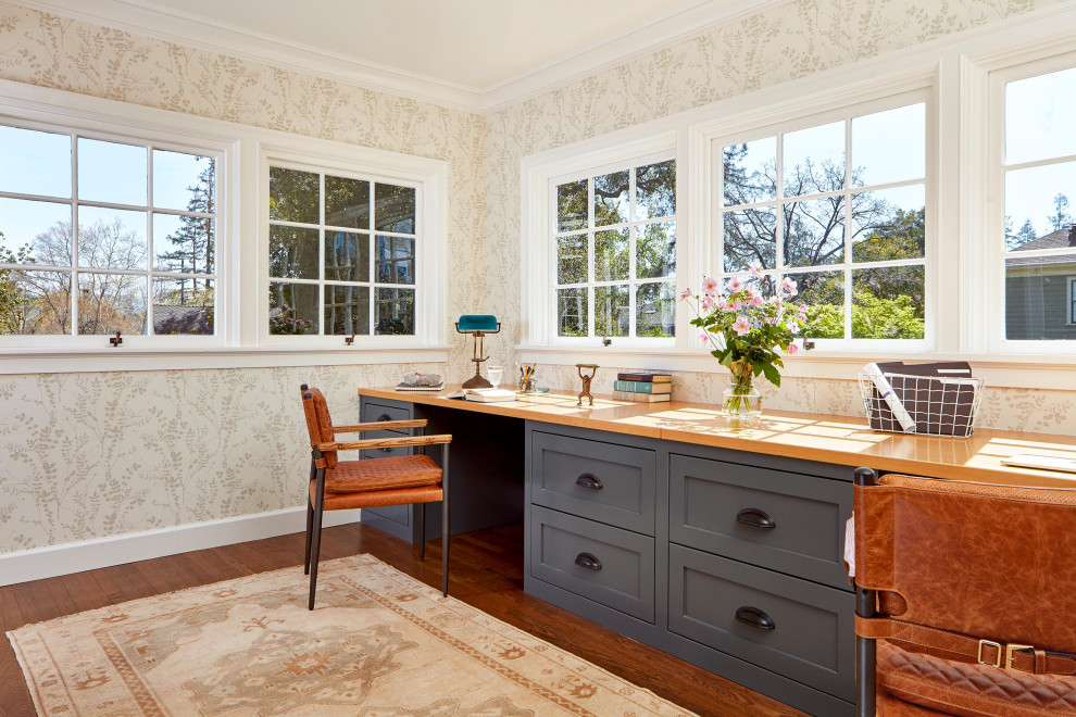 Großes Klassisches Arbeitszimmer mit beiger Wandfarbe, braunem Holzboden, Einbau-Schreibtisch, braunem Boden und Tapetenwänden in San Francisco