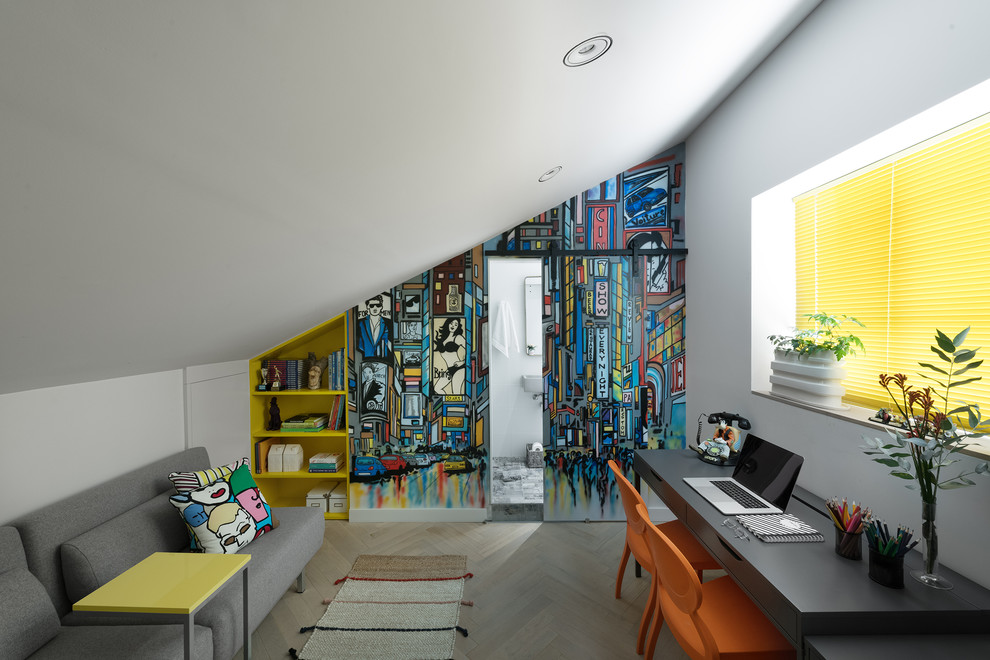 Inspiration pour un bureau bohème avec un mur multicolore, parquet clair, un bureau indépendant et un sol beige.