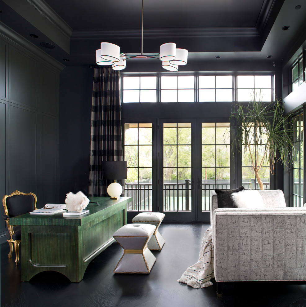 Стильный дизайн: кабинет в стиле неоклассика (современная классика) с серыми стенами, темным паркетным полом, отдельно стоящим рабочим столом и черным полом - последний тренд