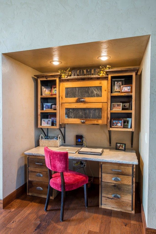 Пример оригинального дизайна: кабинет среднего размера в стиле рустика с синими стенами, темным паркетным полом и встроенным рабочим столом без камина