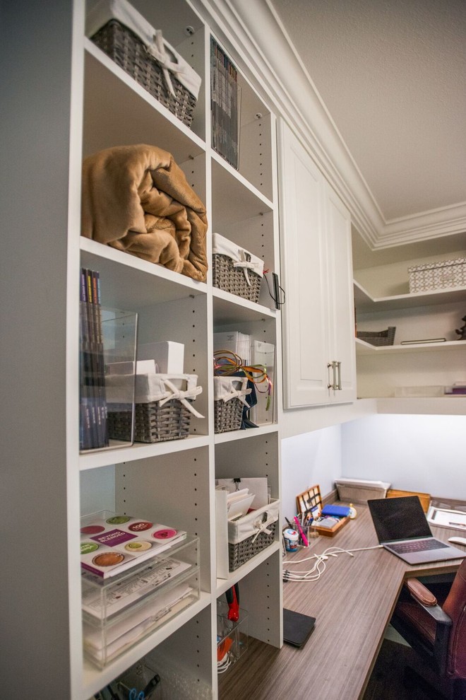 Exemple d'un bureau chic de taille moyenne avec un mur gris, parquet clair, aucune cheminée, un bureau intégré et un sol marron.