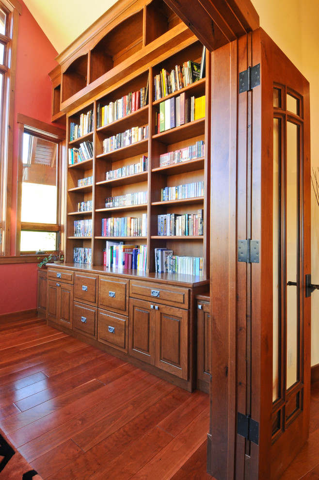 Idéer för att renovera ett stort rustikt arbetsrum, med ett bibliotek, mellanmörkt trägolv, ett inbyggt skrivbord och brunt golv