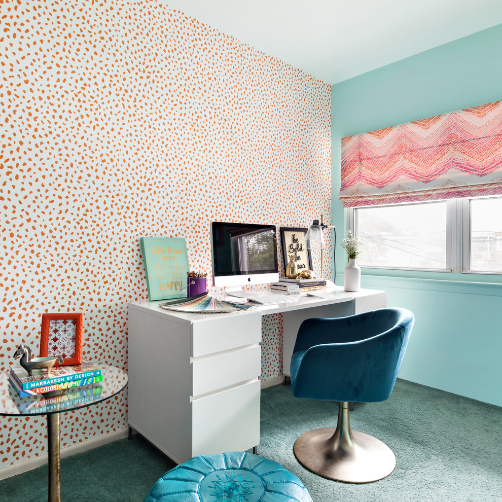 Eklektisches Arbeitszimmer mit blauer Wandfarbe und Teppichboden in New York