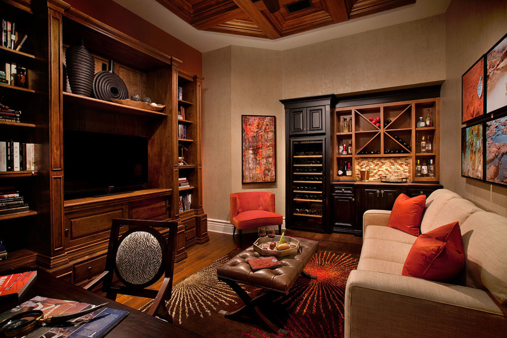 Diseño de despacho exótico grande con suelo de madera en tonos medios, escritorio independiente, suelo marrón y paredes beige