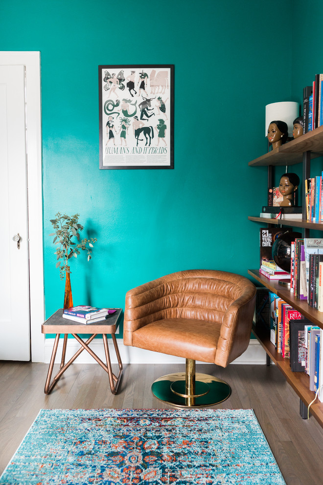 Inspiration för ett funkis arbetsrum, med mellanmörkt trägolv, grått golv och blå väggar