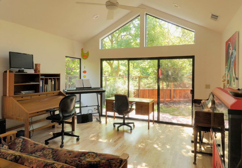 Example of a trendy home office design in Sacramento