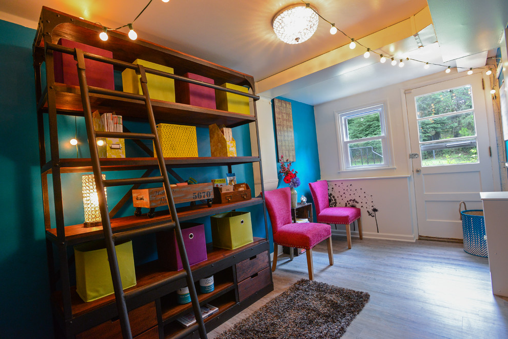 Ejemplo de despacho ecléctico grande sin chimenea con paredes azules, suelo de madera en tonos medios y suelo marrón