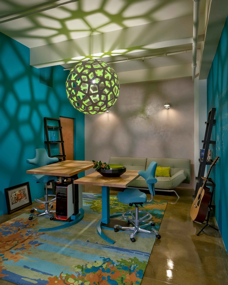 Idées déco pour un bureau contemporain avec un mur bleu et un bureau indépendant.