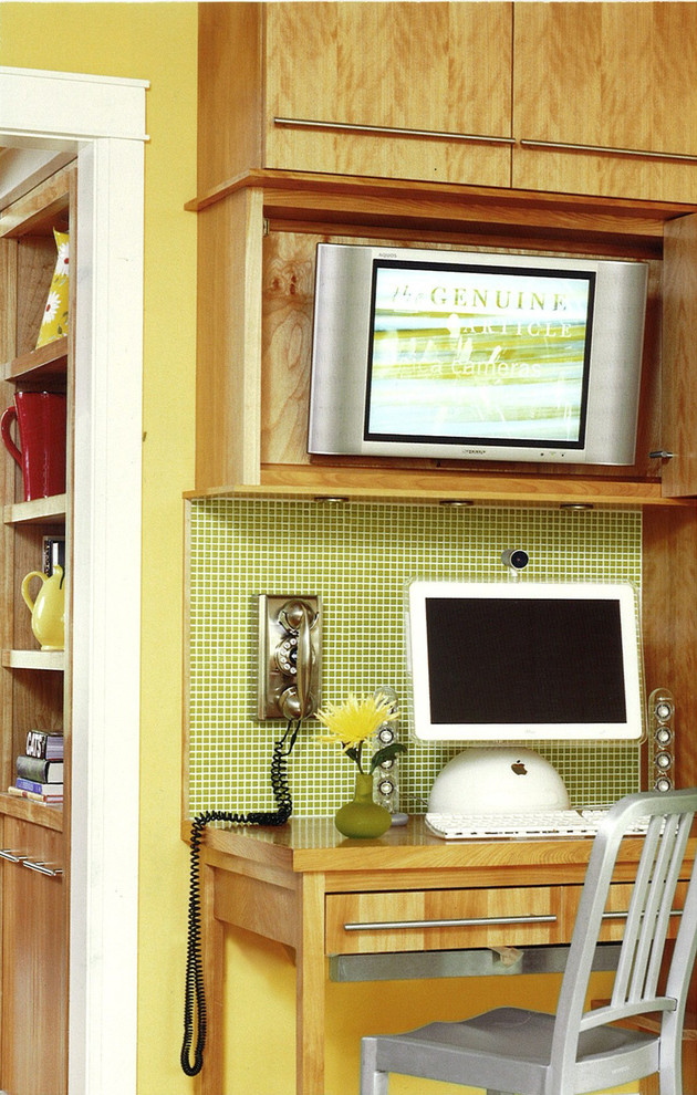 Источник вдохновения для домашнего уюта: кабинет в стиле фьюжн с встроенным рабочим столом